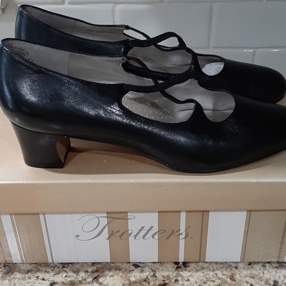 Trotters Jamie Crisscross Strapped Pump